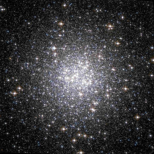 Файл:Messier 53 Hubble WikiSky.jpg