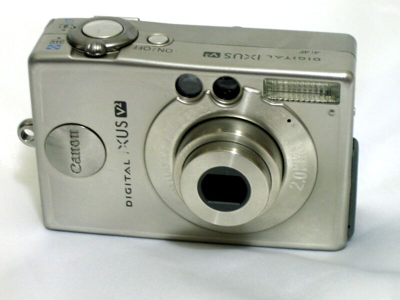 Файл:Canon Digital IXUS v2 front.jpg