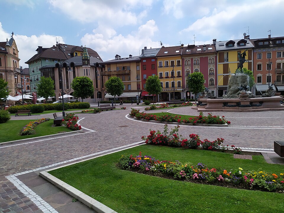Файл:Asiago centro.jpg