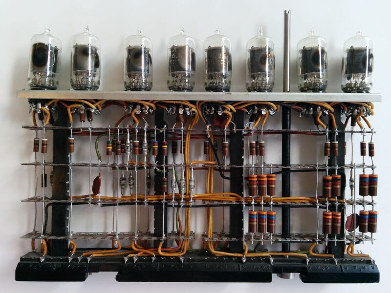 Файл:IBM 700 logic module.jpg