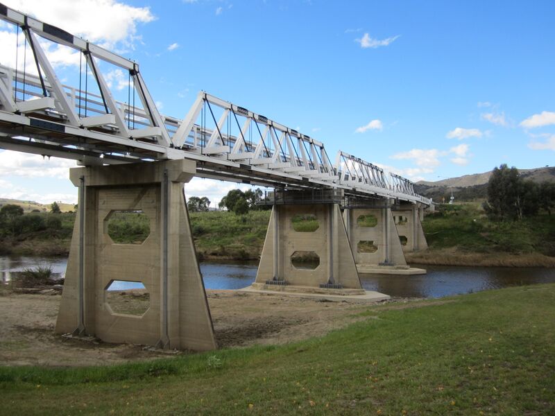 Файл:Tharwa Bridge April 2012.JPG