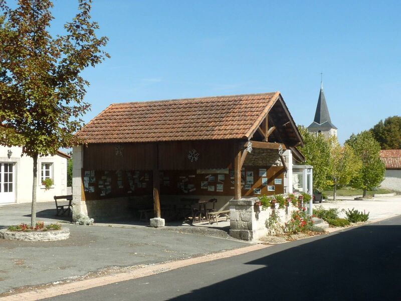 Файл:Chatignac place.JPG