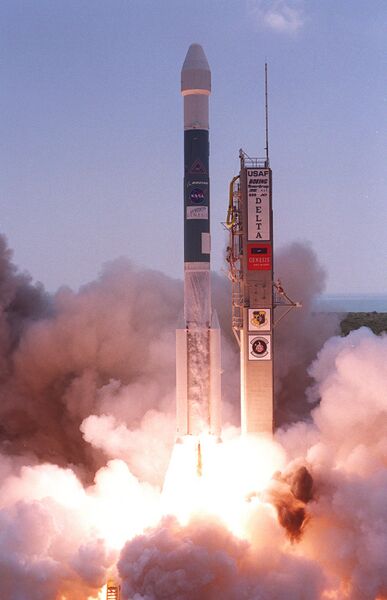 Файл:Delta II Genesis Launch.jpg