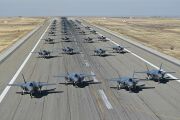 35 F-35A 388-го и 419-го истребительных крыльев ВВС США готовятся к взлёту во время учений, 19 ноября 2018