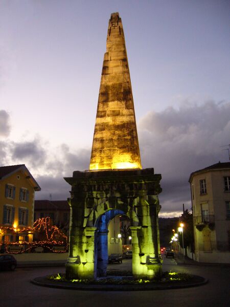 Файл:Pyramide.nuit.jpg