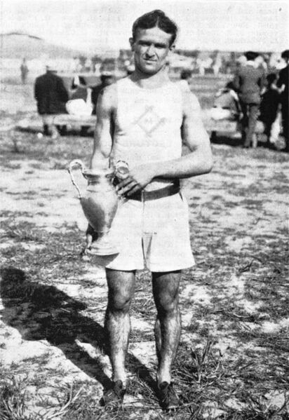 Файл:Archie Hahn with Trophy.JPG