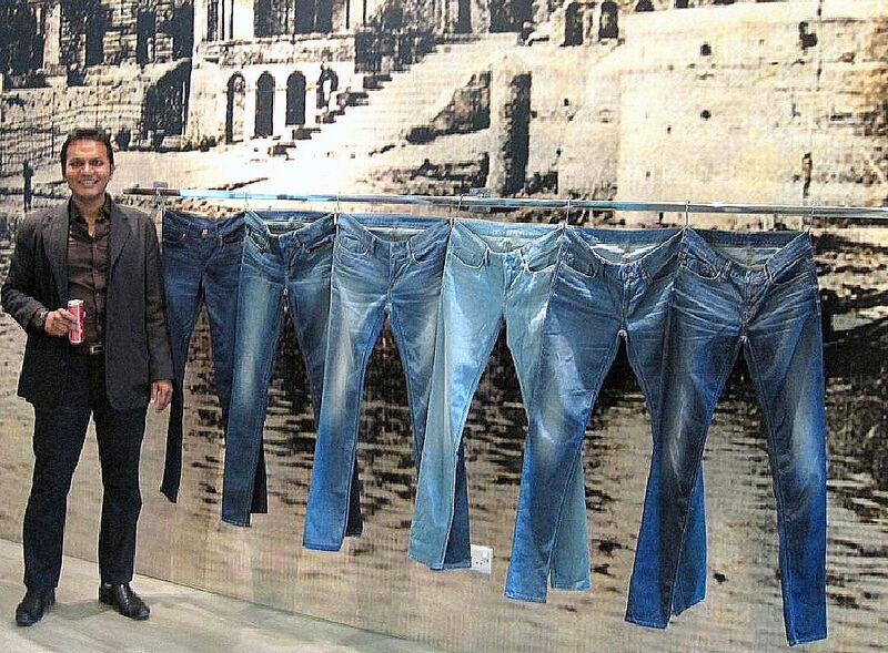 Файл:Denim Jeans Pant Display.JPG