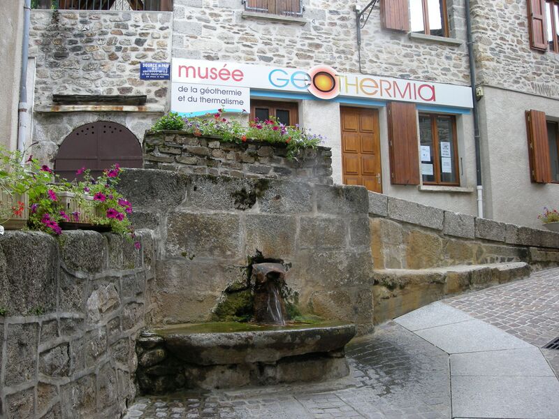 Файл:Chaudes-Aigues-Source-Musée.JPG