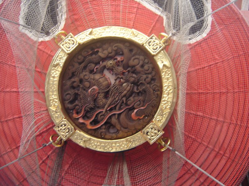 Файл:Kaminarimon lantern bottom 2006.JPG