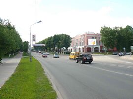 Здание старого универмага на Розваже. Вид от моста.