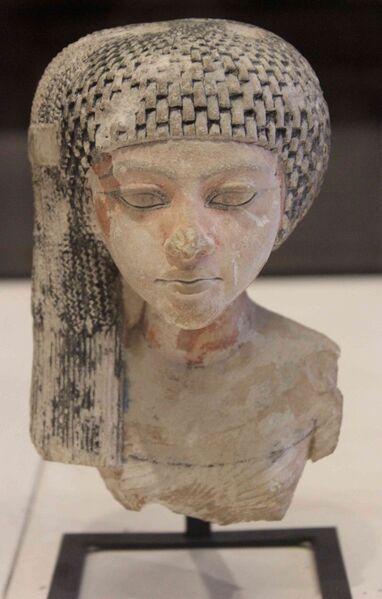 Файл:Busto de princesa. Louvre..JPG