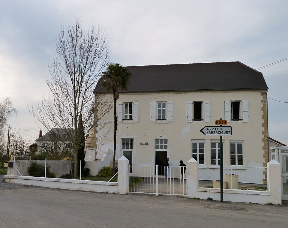 Файл:Mairie de Coublucq.JPG
