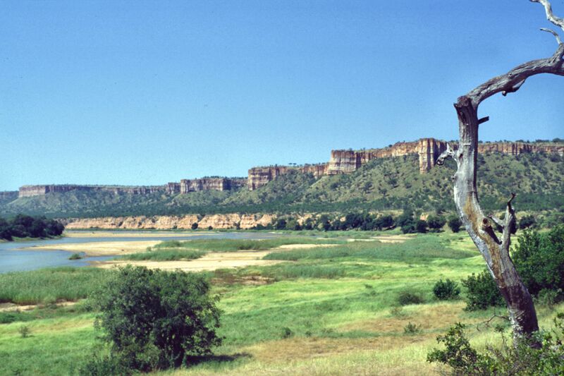 Файл:Zimbabwe Gonarezhou Landscape Chilojo Cliffs.jpg