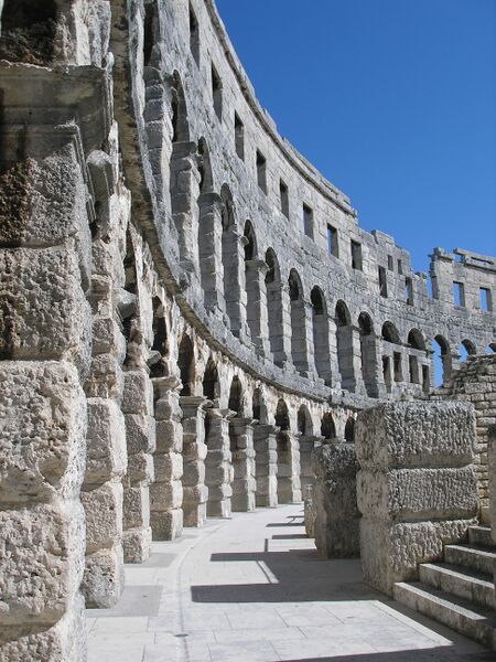 Файл:Arena pula inside.JPG