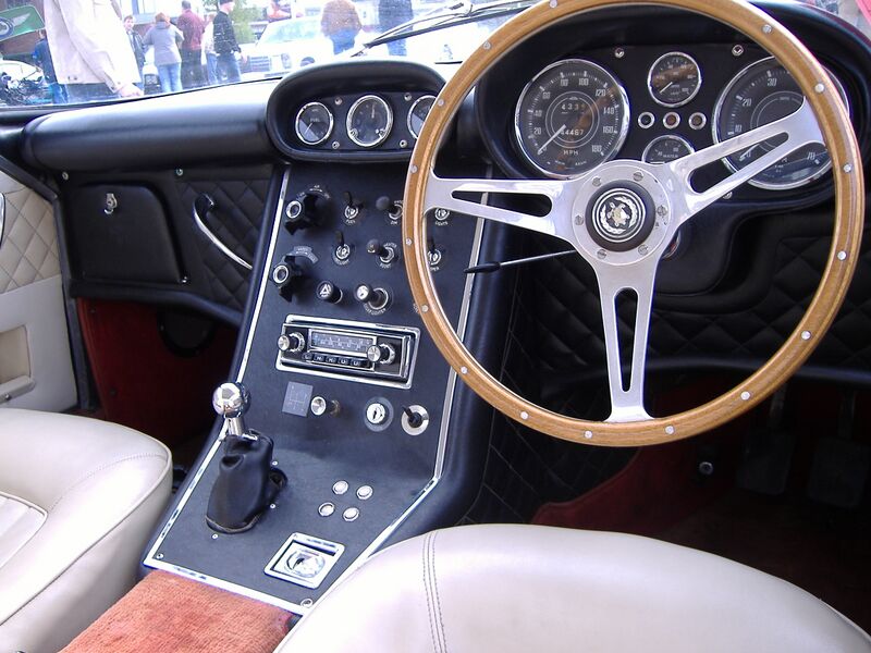 Файл:Gordon Keeble Cockpit.JPG