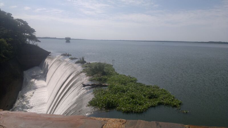 Файл:Lake Chivero spillway, March 2012.jpg
