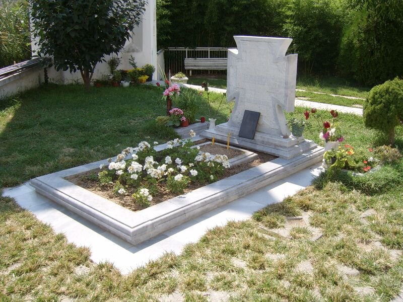 Файл:Vanga's-Grave-Rupite.JPG