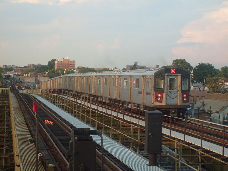Файл:5 Train R142.JPG