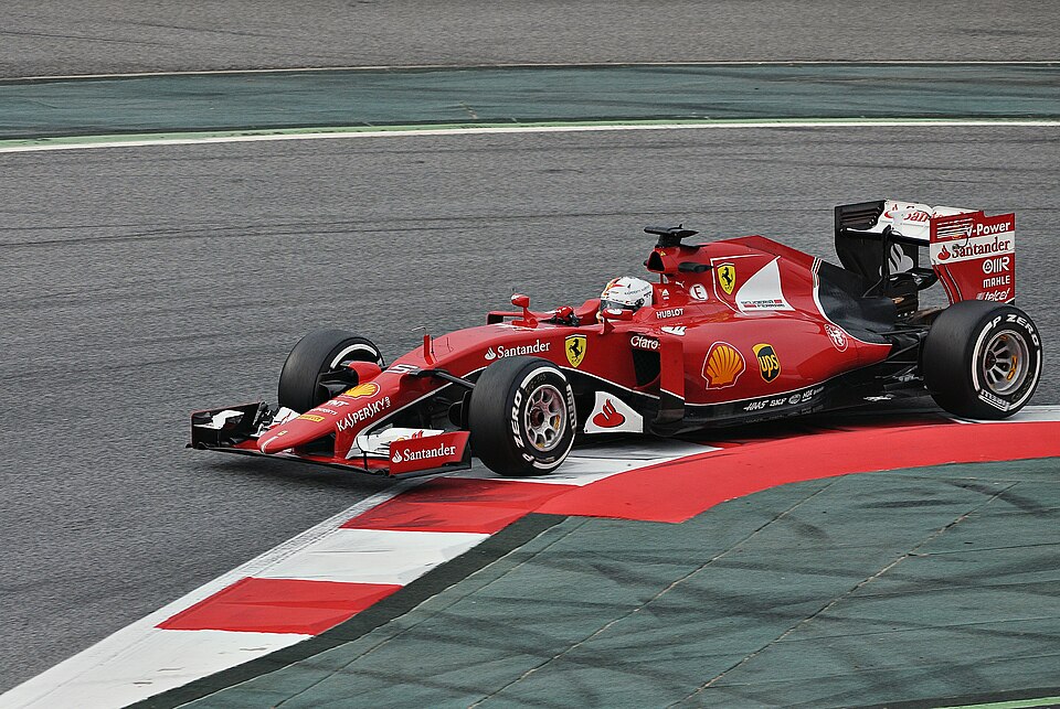 Файл:Sebastian Vettel-Ferrari 2015 (3).JPG