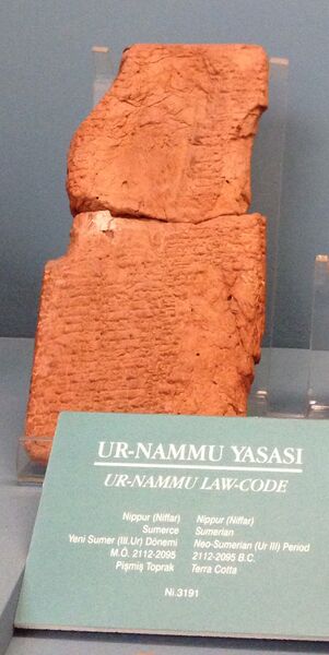 Файл:Ur Nammu code Istanbul.jpg