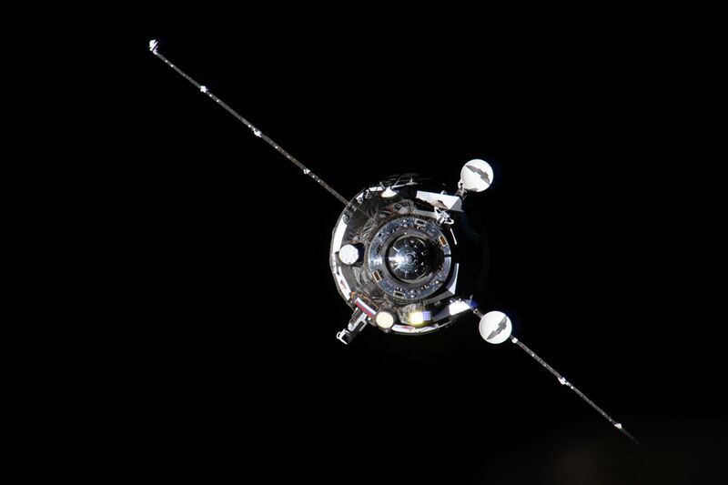 Файл:Progress MS-32 approaches ISS.jpg