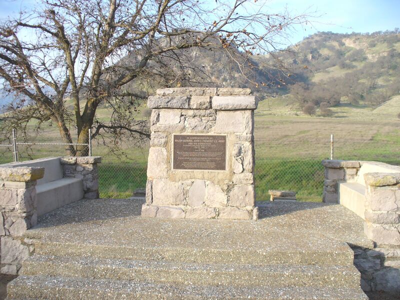 Файл:SutterButtesJohnFremontMonument.JPG