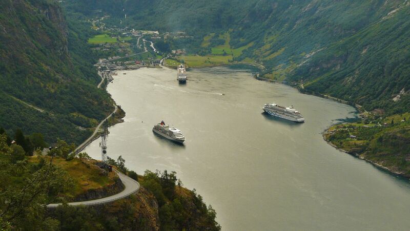 Файл:Ships at Geiranger.JPG