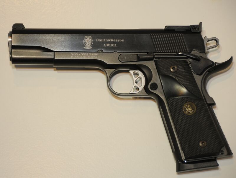 Файл:Smith&WessonSW1911.JPG