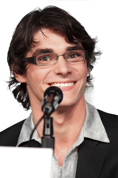 Файл:R. J. Mitte 2012 2.jpg