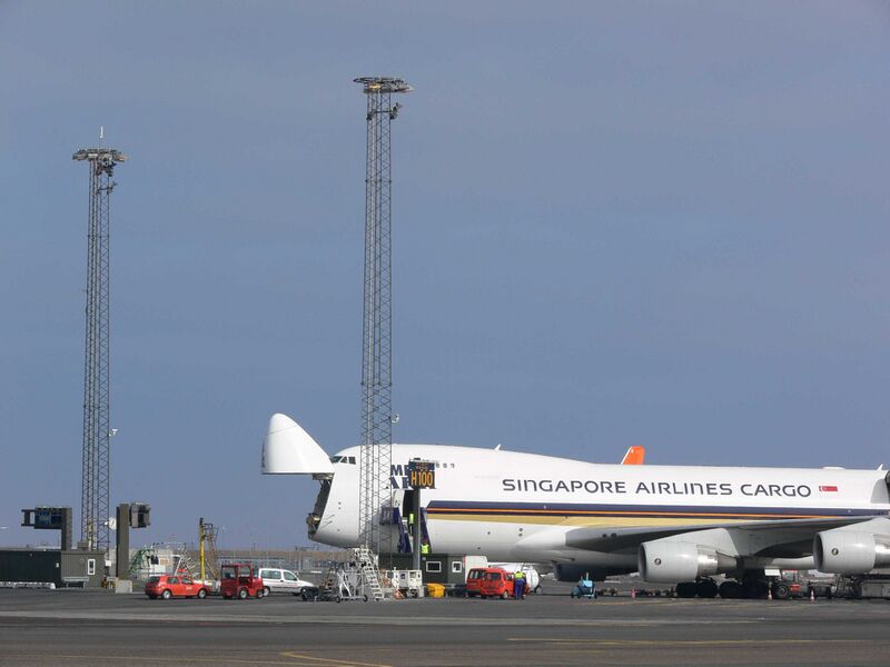 Файл:SIA Cargo 747 loading.jpg