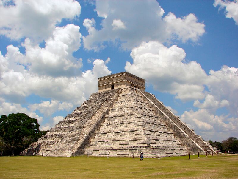 Файл:Chichen-Itza-Castillo-Seen-From-East.JPG