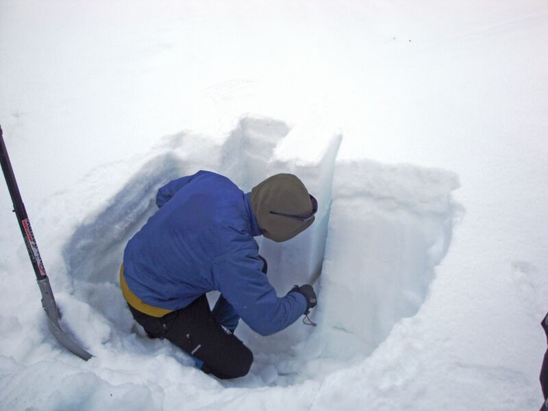 Файл:Avalanche testing snow pit.JPG