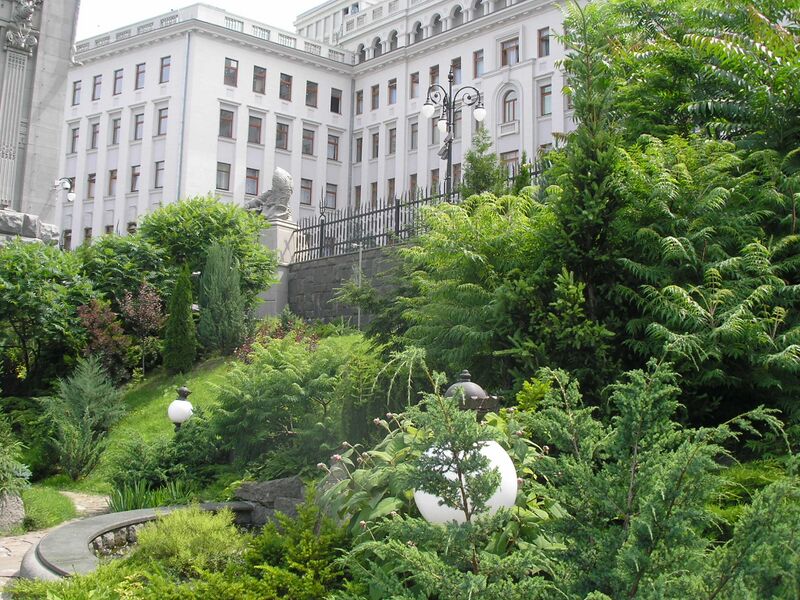 Файл:House with Chimaeras gardens.JPG