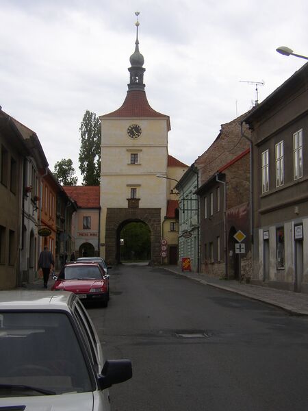 Файл:Velvary CZ Prague Gate.JPG