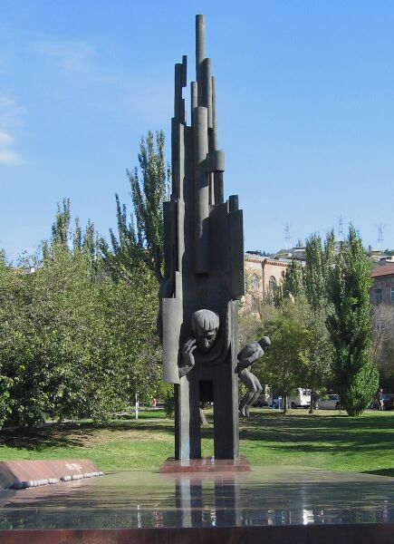 Файл:Yerevan Y Charents monument.jpg