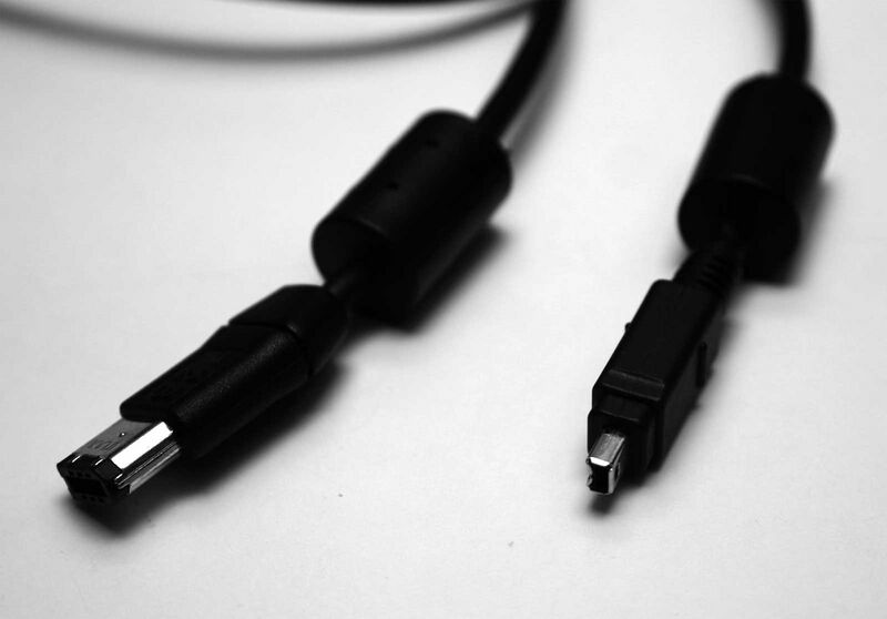 Файл:Firewire 2types.jpg