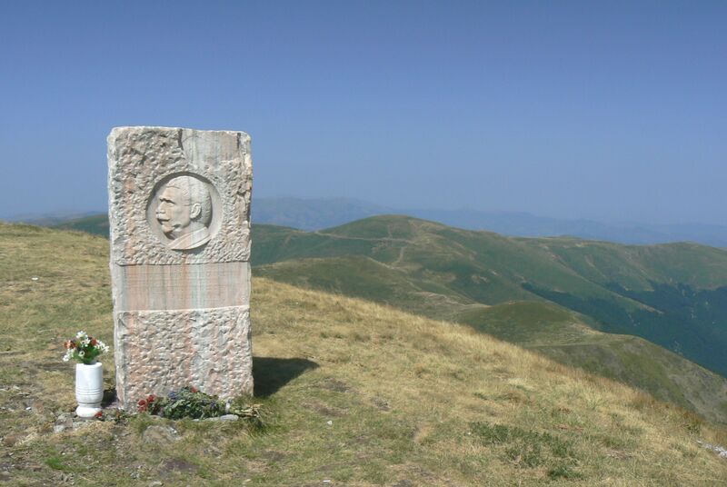 Файл:Kom-basrelief-view.JPG