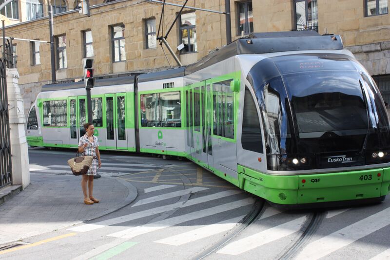 Файл:Tram, Bilbao, July 2010 (01).JPG