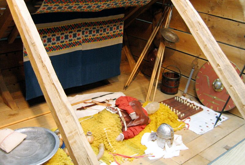 Файл:Sutton Hoo Burial Chamber Replica.jpg