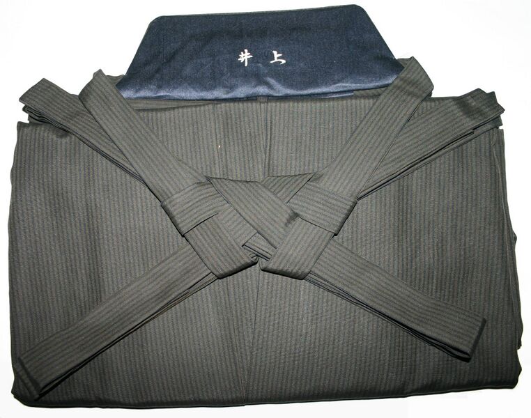 Файл:Hakama, folded.jpeg
