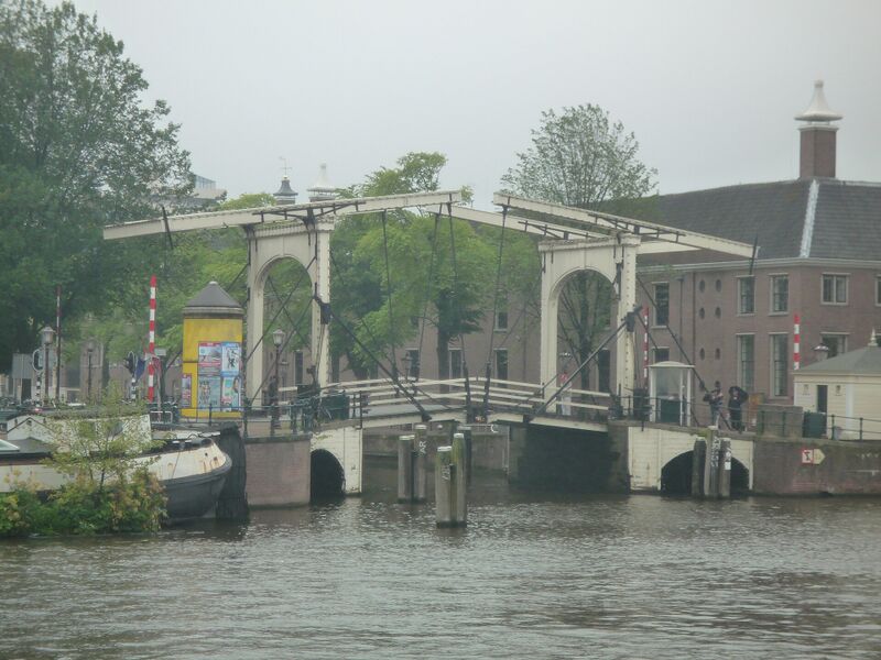 Файл:Amsterdam Old Bridge.JPG