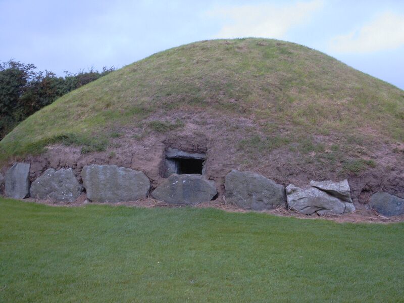 Файл:Knowth1.jpg