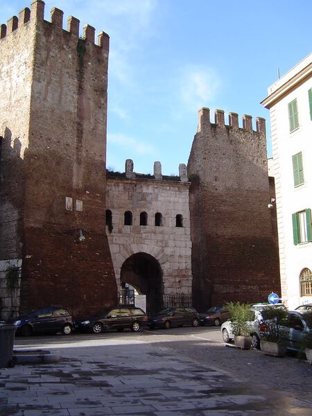 Файл:Porta Tiburtina front.JPG