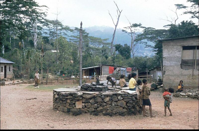 Файл:Steinaltar in Apido.jpg