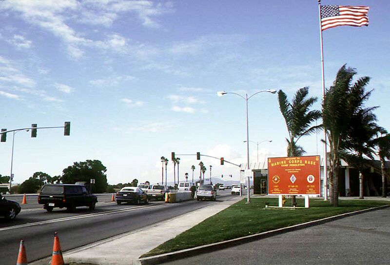 Файл:Camp Pendleton front gate.jpg