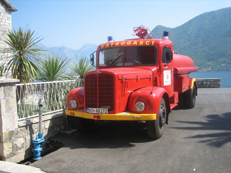 Файл:Fire engine in Perast.jpg