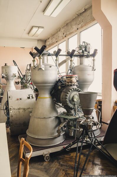 Файл:RD-250 rocket engine.jpg