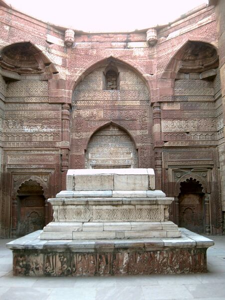 Файл:Qutb Complex Shrine.JPG