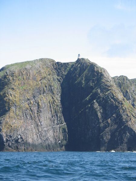 Файл:Barra Head Lighthouse cliffs.jpg