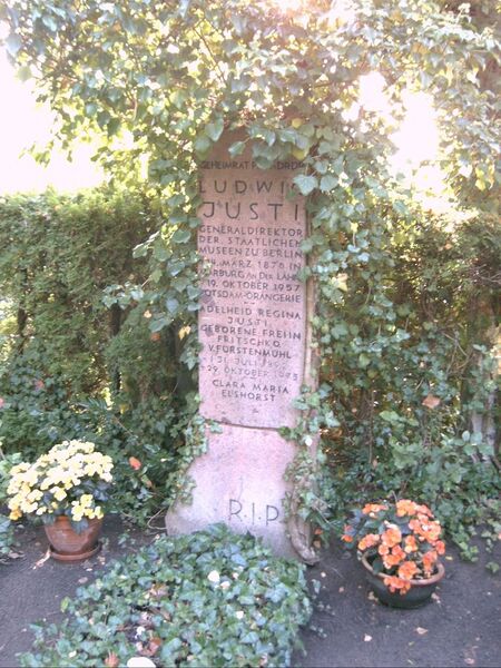 Файл:Justi grave.JPG